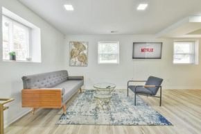 Cozy Basement minutes from the Airport